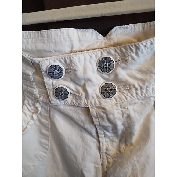 White Cotton Stretch Casual Bermuda Shorts Ruffle Cute Buttons Size 9 33 waist - Picture 3 of 7